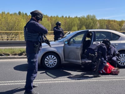 Policjanci z trzech kraj&oacute;w ćwiczyli na tr&oacute;jstyku. "Przestępcy nie znają granic"