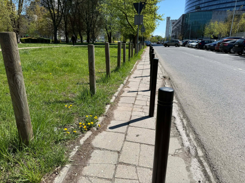 Kiedy jeden rząd słupków to za mało. Nietypowy widok na wrocławskiej ulicy - 1