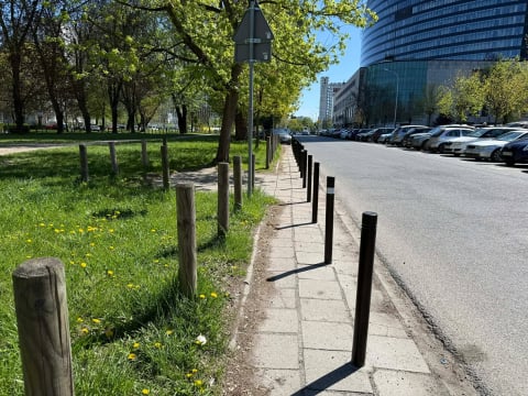 Kiedy jeden rząd słupków to za mało. Nietypowy widok na wrocławskiej ulicy - 2