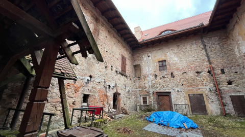 Weszli do Dworu Czarne po 13 latach. Tak teraz wygląda renesansowy zabytek [ZDJĘCIA] - 1