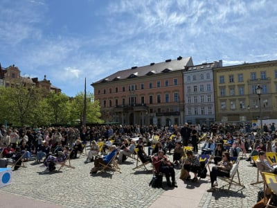 Prawie 800 os&oacute;b razem czytało książki we Wrocławiu. Nietypowy rekord pobity
