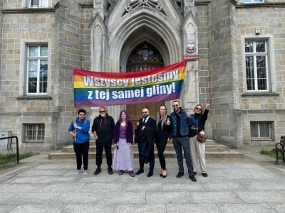Paradowała topless pokryta gliną, sąd umorzył postępowanie. "Nie wywołało zgorszenia"