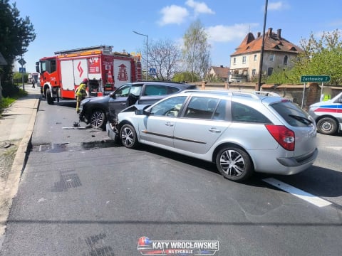 Poważny wypadek na DK35. Dwie osoby są ranne, kierowcy stoją w korkach - 1