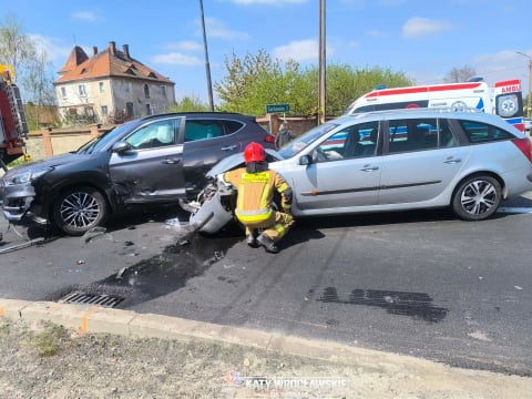 Poważny wypadek na DK35. Dwie osoby są ranne, kierowcy stoją w korkach - 2
