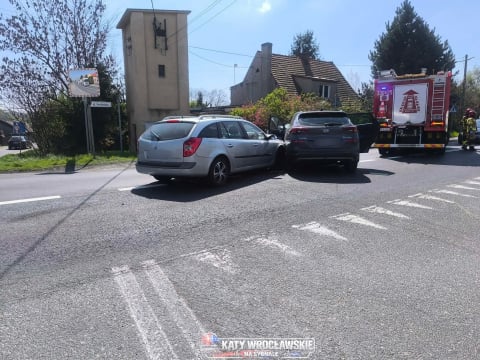 Poważny wypadek na DK35. Dwie osoby są ranne, kierowcy stoją w korkach - 4