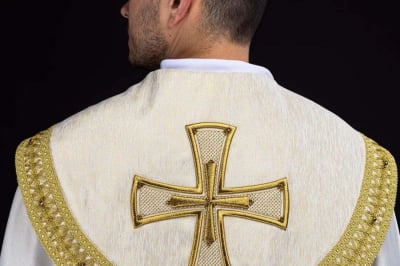 Tradycja kontra nowoczesność: Jak wsp&oacute;łczesne tkaniny i hafty zmieniają szaty liturgiczne
