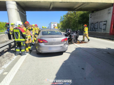 Trudny dzień na autostradzie A4. Wypadek motocyklisty i karambol