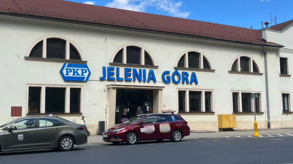 Prace przy dworcu PKP w Jeleniej Górze. Kierowcy muszą liczyć się z korkami - Ruch wahadłowy przy dworcu PKP w Jeleniej Górze. Utrudnienia potrwają do maja.