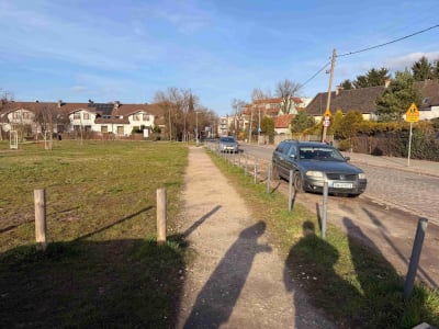 Dziury, chaos i brak miejsc parkingowych. Mieszkańcy walczą o zmiany przy cmentarzu