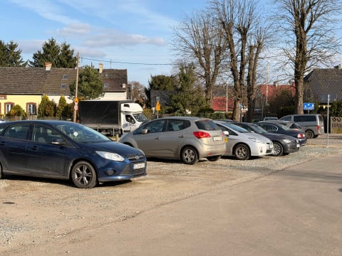 Dziury, chaos i brak miejsc parkingowych. Mieszkańcy walczą o zmiany przy Cmentarzu Klecińskim - 0