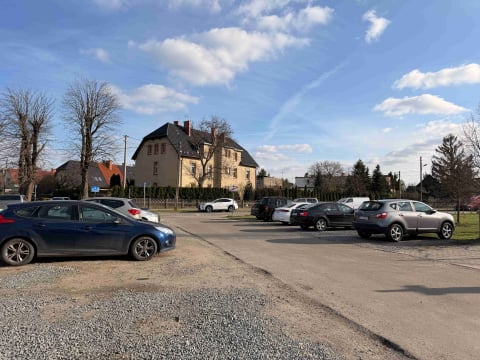 Dziury, chaos i brak miejsc parkingowych. Mieszkańcy walczą o zmiany przy Cmentarzu Klecińskim - 1
