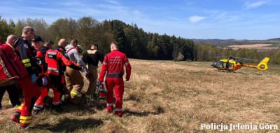 Wypadek paralotniarza pod Jelenią G&oacute;rą. Mężczyzna trafił do szpitala