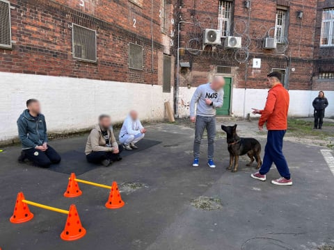 Ten program okazał się hitem wśród osadzonych. We wrocławskim areszcie ćwiczą z... psami - 2