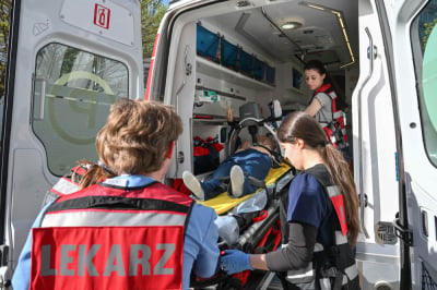 Karetka dla student&oacute;w politechniki. Za nimi pokazowa akcja z użyciem nowego sprzętu