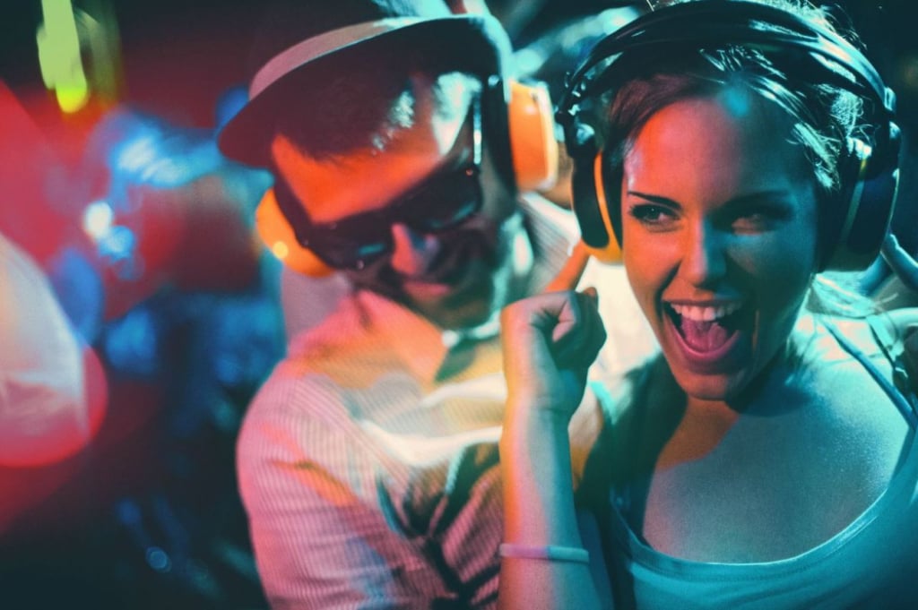 Silent disco - czym jest cicha dyskoteka i dlaczego podbija eventy? - Materiał Sponsora