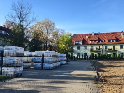 Były drzewa, teraz powstaje tam parking. Mieszkańcy: "To samowola". Miasto potwierdza - 2