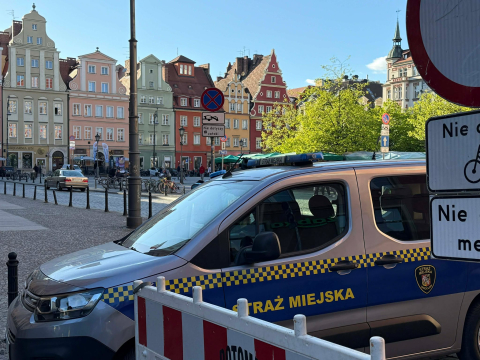 Zamknęli Plac Solny dla samochodów i motocykli. Tak wyglądają nowe zasady w praktyce [WIDEO] - 0