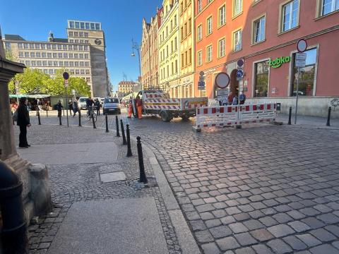 Zamknęli Plac Solny dla samochodów i motocykli. Tak wyglądają nowe zasady w praktyce [WIDEO] - 2