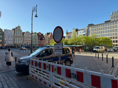 Zamknęli Plac Solny dla samochod&oacute;w i motocykli. Tak wyglądają nowe zasady w praktyce