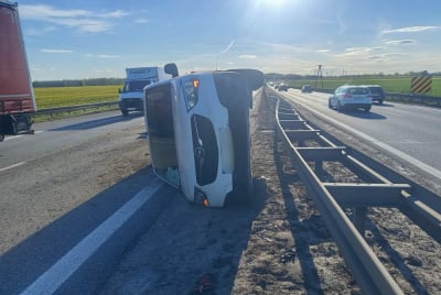 Zderzenie i długi korek na autostradzie A4. Jeden z pojazd&oacute;w przewr&oacute;cił się na bok