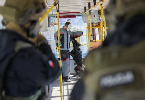Uzbrojeni napastnicy przejęli tramwaj we Wrocławiu. Służby ruszyły do akcji - 0