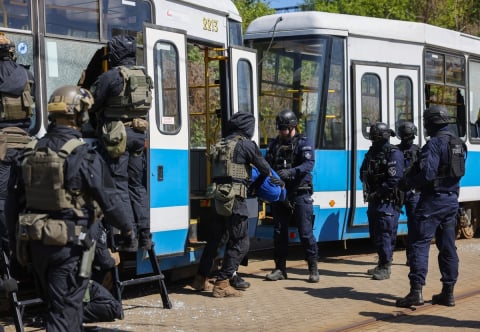 Uzbrojeni napastnicy przejęli tramwaj we Wrocławiu. Służby ruszyły do akcji - 1