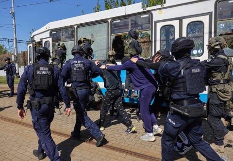 Uzbrojeni napastnicy przejęli tramwaj we Wrocławiu. Służby ruszyły do akcji - 2
