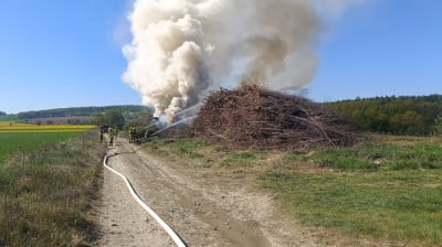Pożar hałd drewna w Zimniku. Kłęby dymu było widać z wielu kilometr&oacute;w [ZDJĘCIA]