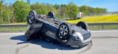Dachowanie na autostradzie A4. Dwie osoby ranne, trasa była zablokowana [AKTUALIZACJA]