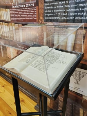Słynne dzieło Kopernika przez lata leżało na jaworskim zamku. Historycy przypominają losy rękopisu - 2