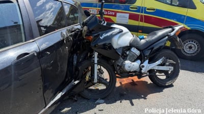 Jelenia G&oacute;ra: Motocyklista trafił do szpitala po zderzeniu z BMW. Policja szuka świadk&oacute;w