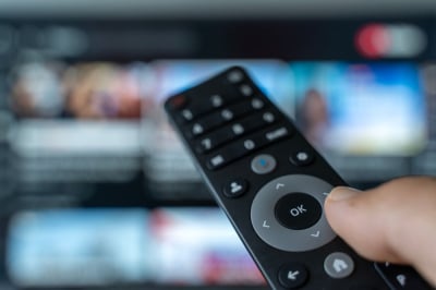 Tw&oacute;j telewizor potrafi więcej, niż myślisz. Jak w pełni wykorzystać Smart TV do oglądania stacji na żywo?