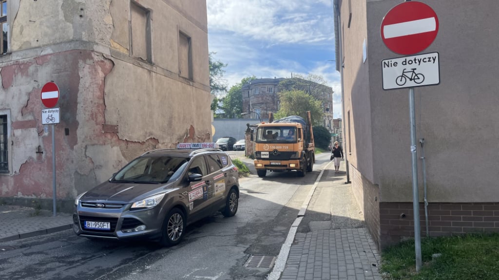 Ulica Poznańska bez czytelnych zasad. Niebezpieczne sytuacje na drodze - Chaos na Poznańskiej. Rowerzyści jeżdżą pod prąd, kierowcy zaskoczeni
