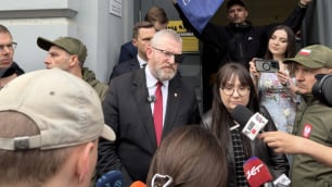 Grzegorz Braun zn&oacute;w nie usłyszał zarzut&oacute;w. "Opuścił gabinet prokuratora"