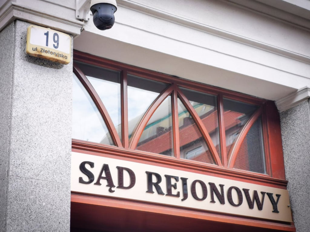 Pijany kierowca dachował, jego 18-letnia siostra została okaleczona. We krwi miał prawie 3 promile - Sąd Rejonowy w Legnicy zajmie się sprawą pijanego kierowcy.