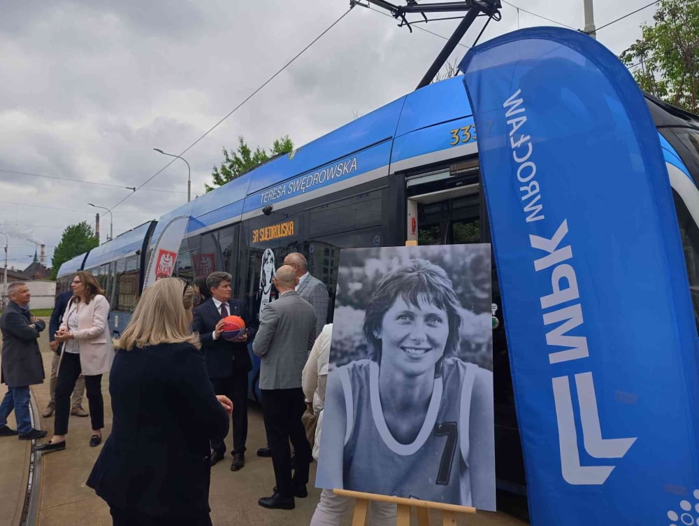 Teresa Swędrowska patronką tramwaju. Wrocław oddaje hołd mistrzyni Polski – Tramwaj we Wrocławiu z nowym patronem. Upamiętnia legendę koszykarskiej Ślęzy.