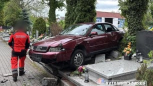 Środa Śląska: Staranował ogrodzenie cmentarza - zatrzymał samoch&oacute;d na nagrobkach