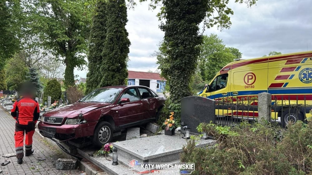 Staranował ogrodzenie cmentarza i zatrzymał samochód na nagrobkach. Nietypowa kolizja w Środzie Śląskiej - Do nietypowej kolizji doszło w Środzie Śląskiej.