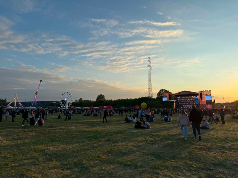 Trwają Juwenalia Wrocławskie. Tłum studentów pod sceną na Polach Osobowickich - 2