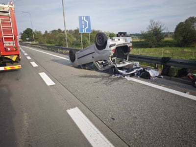 Wypadek i kolizja na A4 koło Legnicy. Dachował samoch&oacute;d osobowy