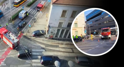Samoch&oacute;d wjechał w budynek po zderzeniu. Były utrudnienia w centrum Wrocławia