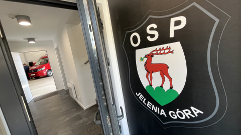 Nowa remiza dla jeleniogórskiej OSP. Do tej pory strażacy przebierali się pod wiatą - 8