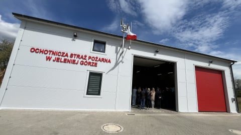 Nowa remiza dla jeleniogórskiej OSP. Do tej pory strażacy przebierali się pod wiatą - 1