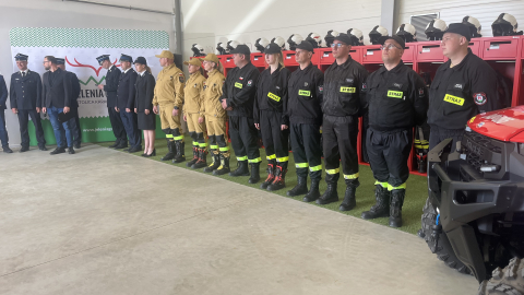 Nowa remiza dla jeleniogórskiej OSP. Do tej pory strażacy przebierali się pod wiatą - 4