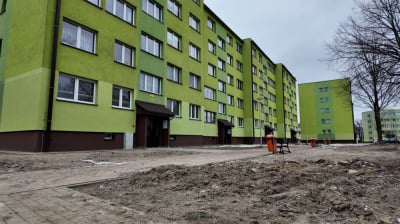 Chodniki i place zabaw czekają na odbudowę po powodzi. Rządowa pomoc ich nie uwzględnia