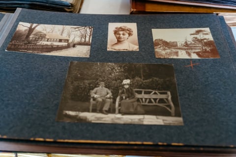 Księżna Daisy na nieznanych fotografiach. Wyjątkowe albumy trafiły do Zamku Książ - 4