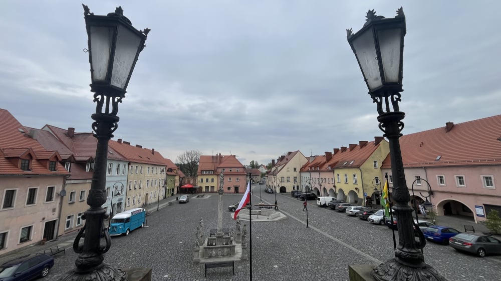 Lubomierz kończy z betonozą. Na rynku pojawi się 8 drzew. Koszt? 350 tys. zł - Osiem drzew odmieni rynek Lubomierza. Miasto walczy z betonową pustynią.