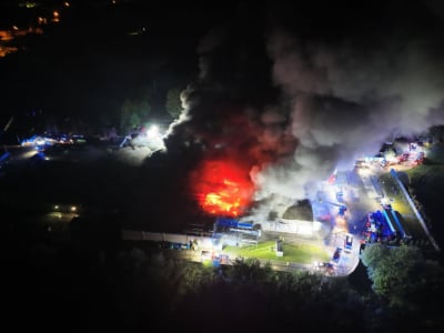 Ogromny pożar na Dolnym Śląsku. W akcji 40 zastęp&oacute;w, zawaliła się część dachu hali