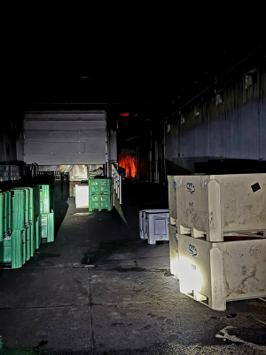 Ogromny pożar na Dolnym Śląsku. W akcji prawie 40 zastępów, zawaliła się część dachu hali produkcyjnej - 17