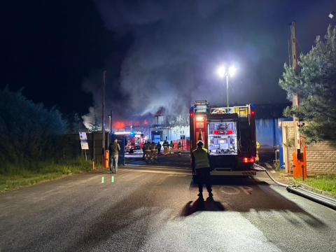 Ogromny pożar na Dolnym Śląsku. W akcji prawie 40 zastępów, zawaliła się część dachu hali produkcyjnej - 15